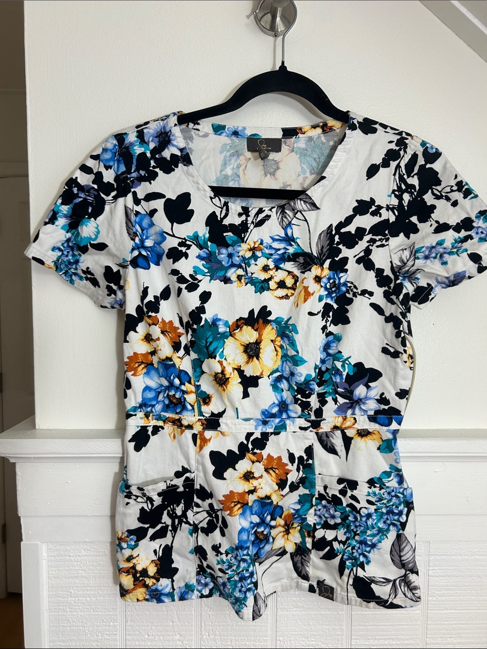 Jaanuu Boho Floral Side Zipper NurseScrub Top size XS